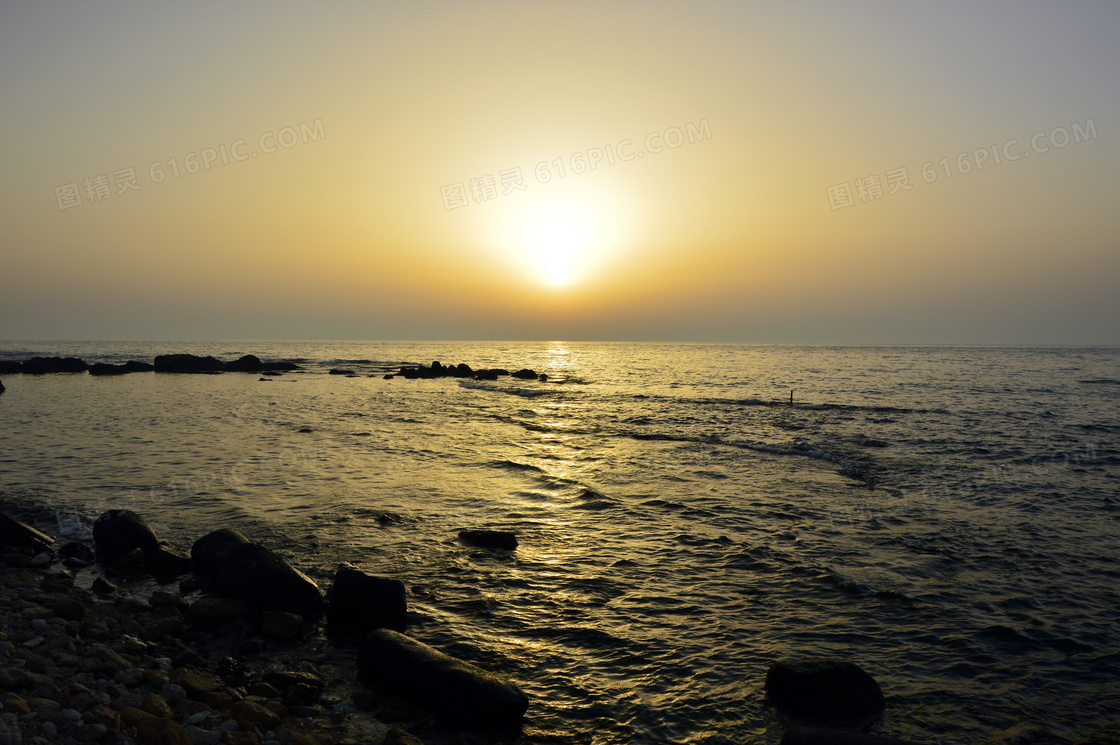 照耀着海面的黄昏夕阳摄影高清图片