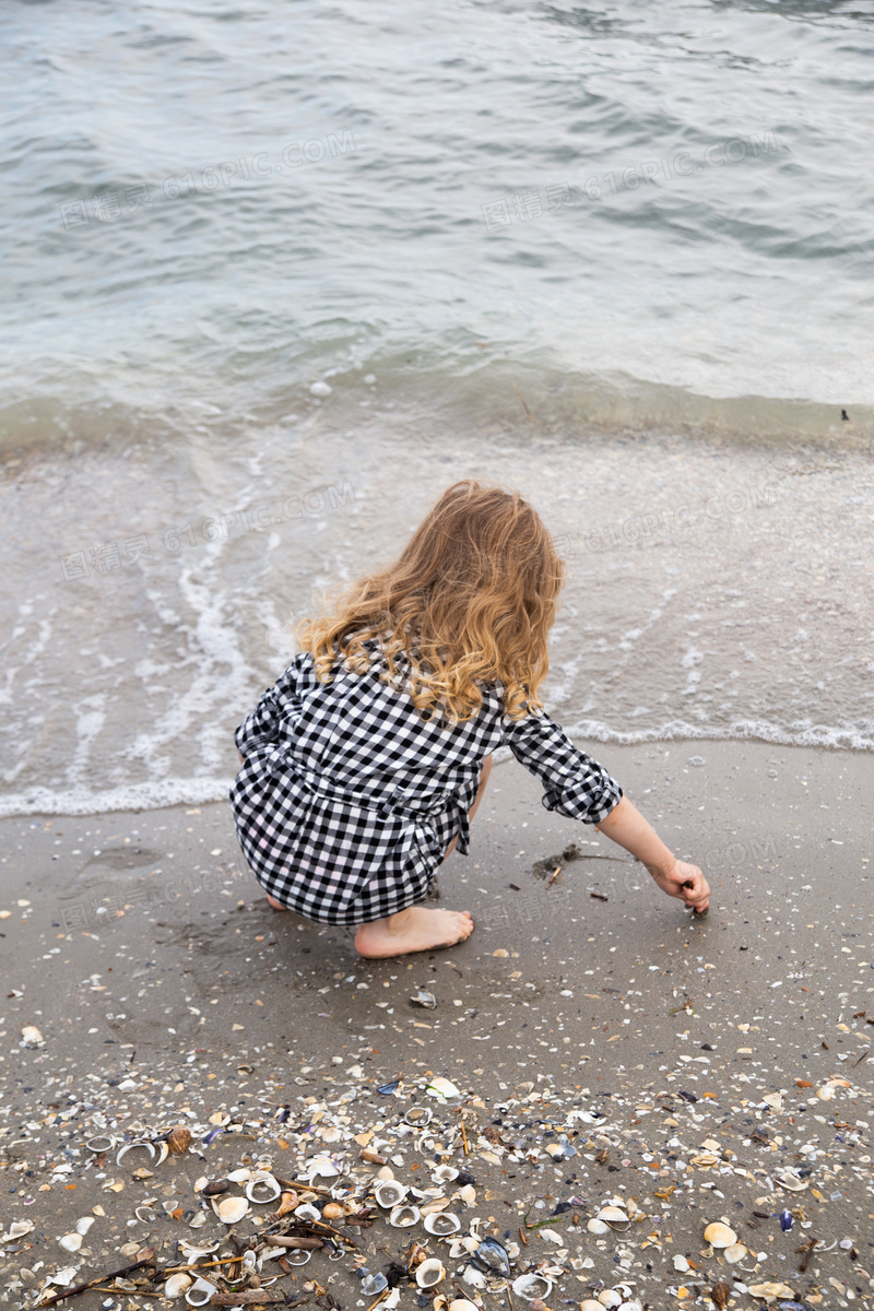 海边沙滩上玩耍的小孩摄影高清图片