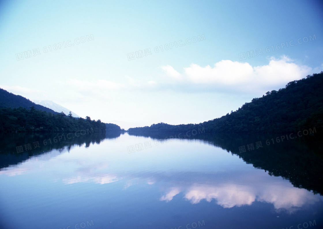 宁静的山水湖泊美景摄影图片