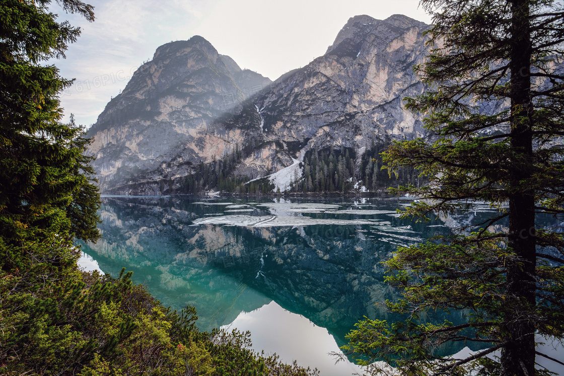 山间宁静的湖泊景色摄影图片