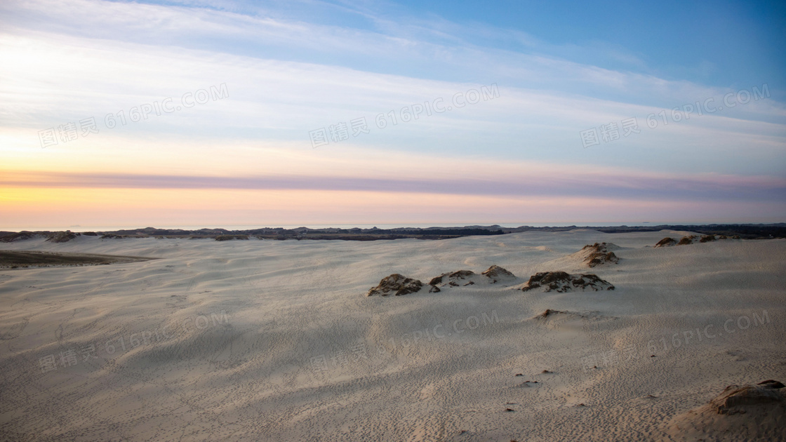 黄昏下的沙滩景观摄影图片