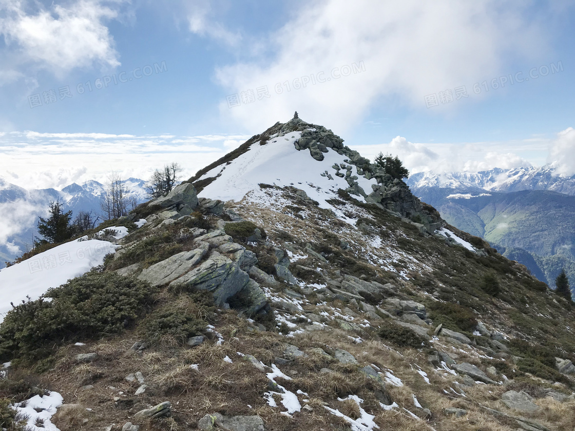 蓝天下的雪山山顶风光摄影图片