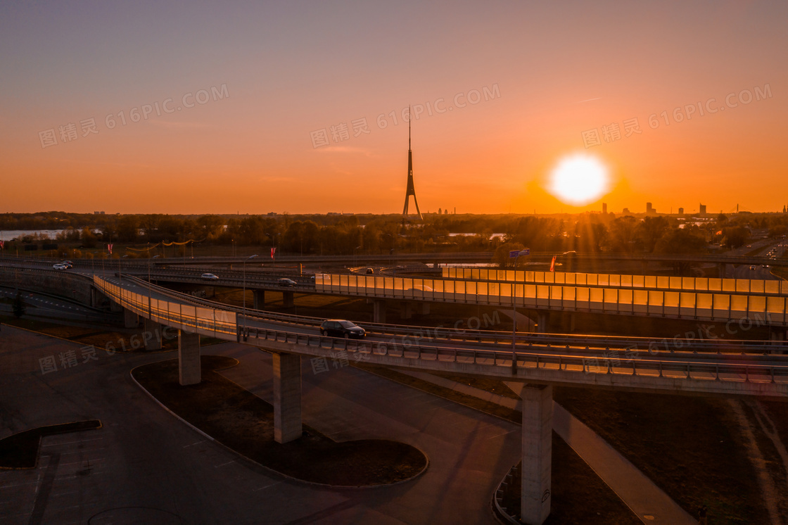 黄昏夕阳下的高架路桥摄影高清图片