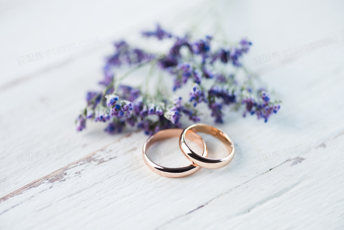 薰衣草与一对结婚戒指摄影高清图片