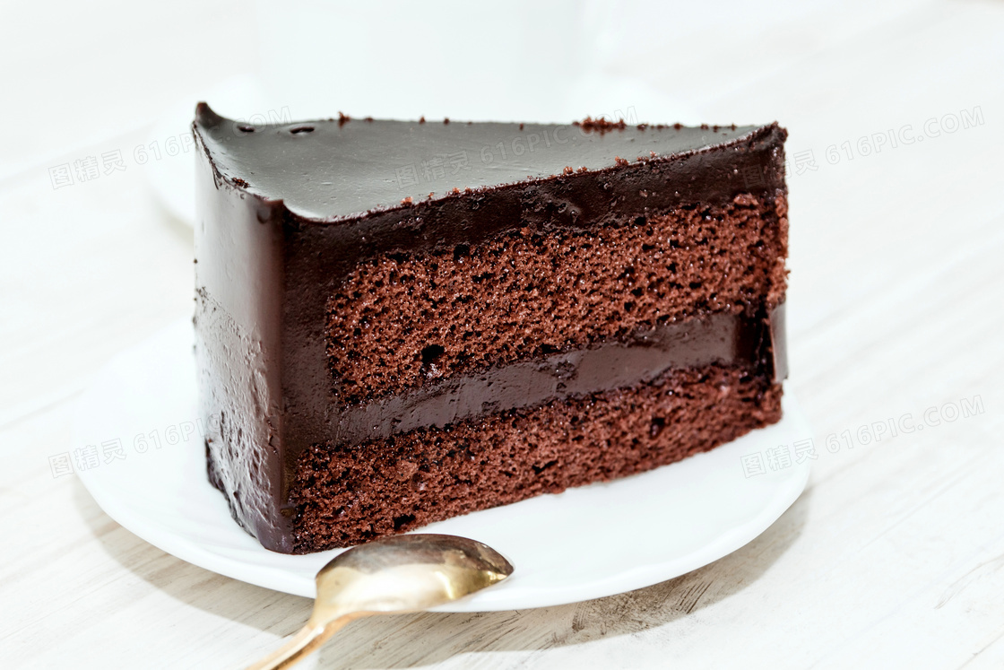 切出一块的巧克力蛋糕摄影高清图片