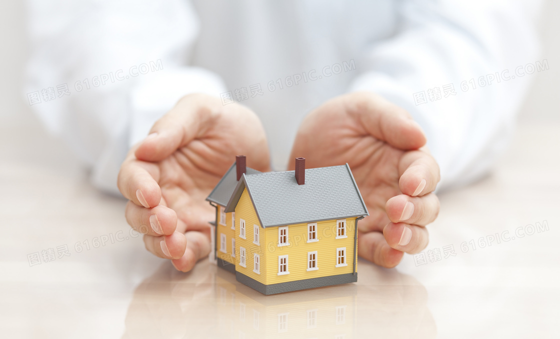 人物双手中的房子模型创意高清图片