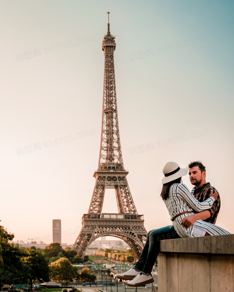 情侣男女人物与埃菲尔铁塔高清图片