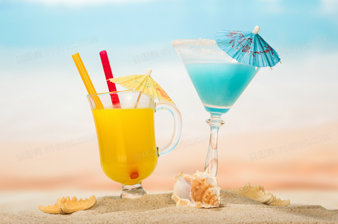 沙滩上的果汁与鸡尾酒特写高清图片
