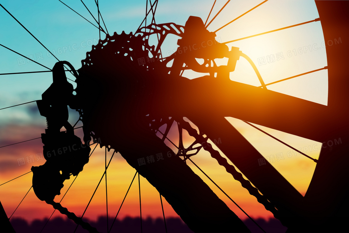 黄昏夕阳下的车轮逆光摄影高清图片