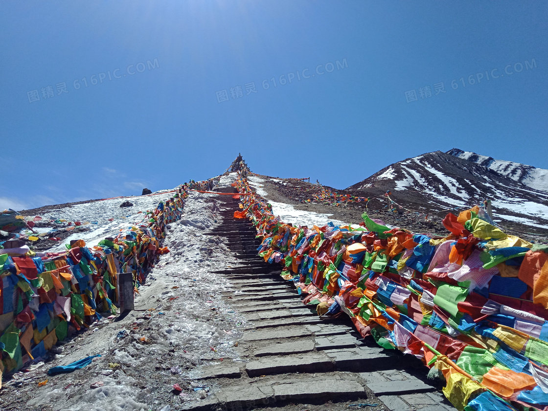 蓝天下的西藏雪山美景摄影图片