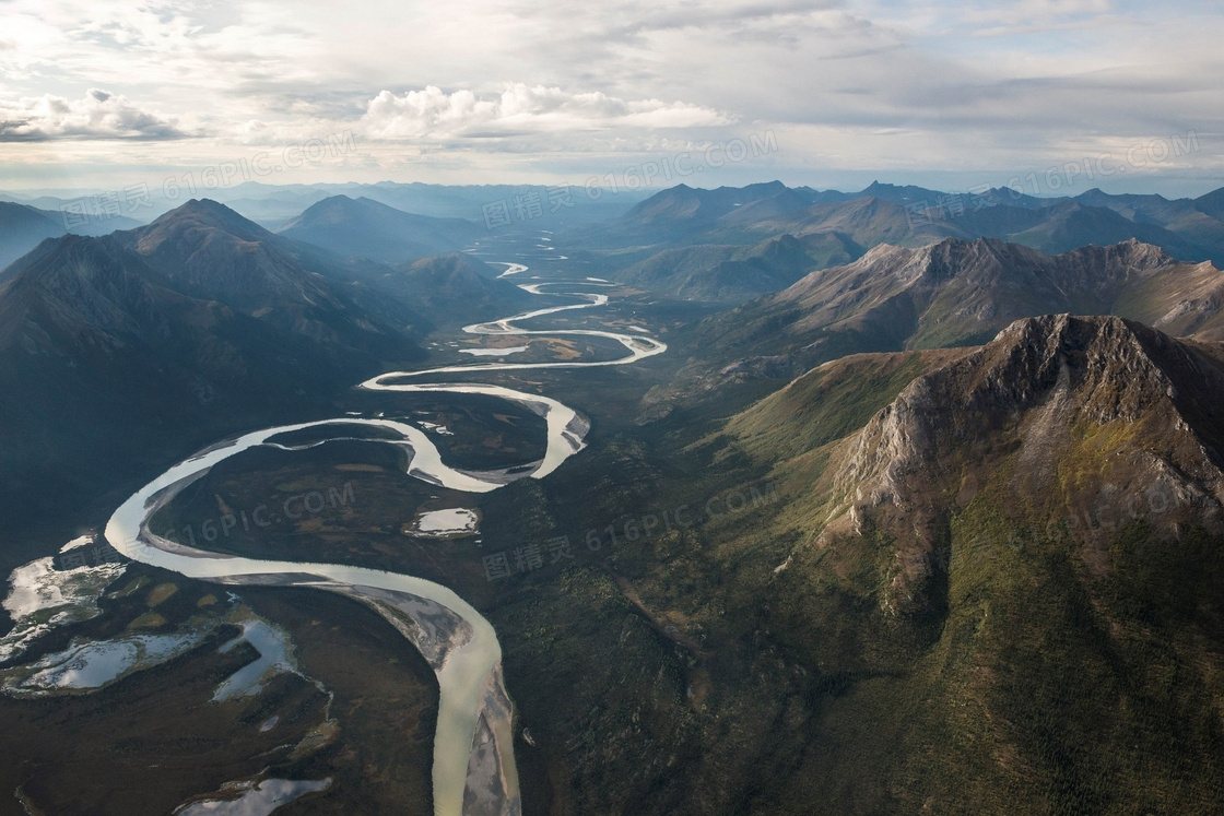 弯曲的山川河流摄影图片
