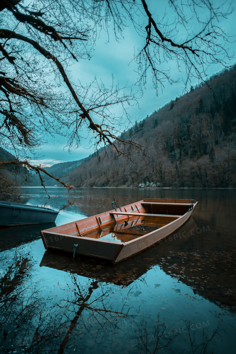 山间美丽的湖泊和小舟摄影图片