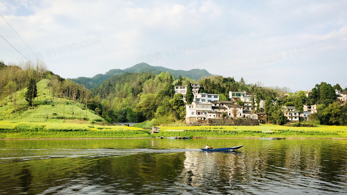 山間美麗的村莊和河流攝影圖片