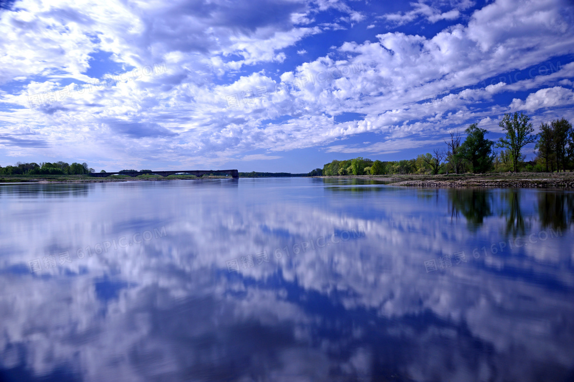 蓝天白云与如镜子般的湖泊高清图片