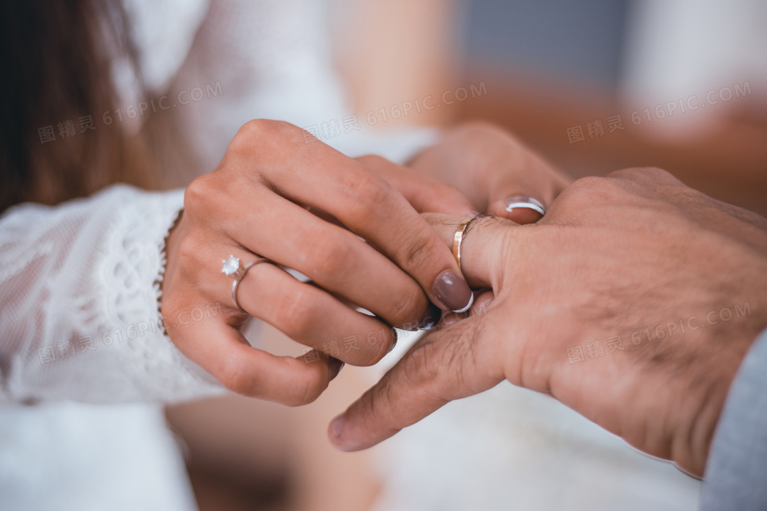 在婚礼上戴戒指的画面摄影高清图片