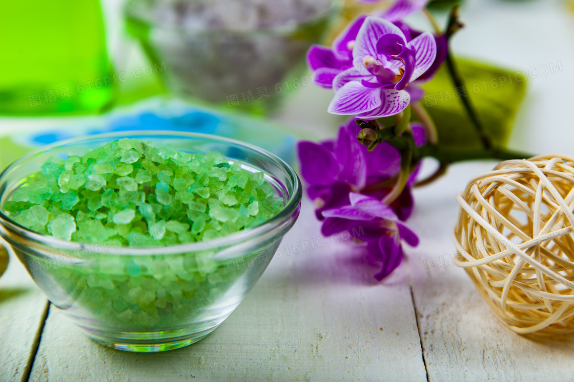紫色花朵与绿色的浴盐摄影高清图片