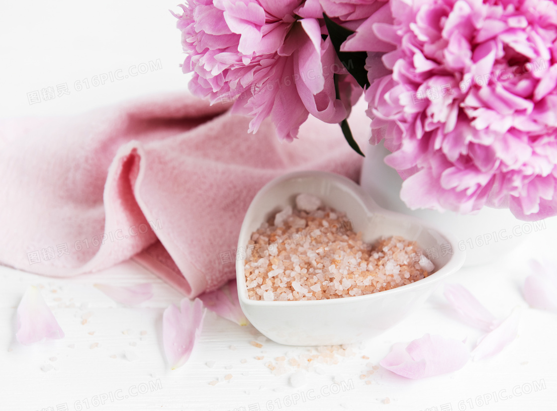 粉色鲜花与毛巾浴盐等摄影高清图片