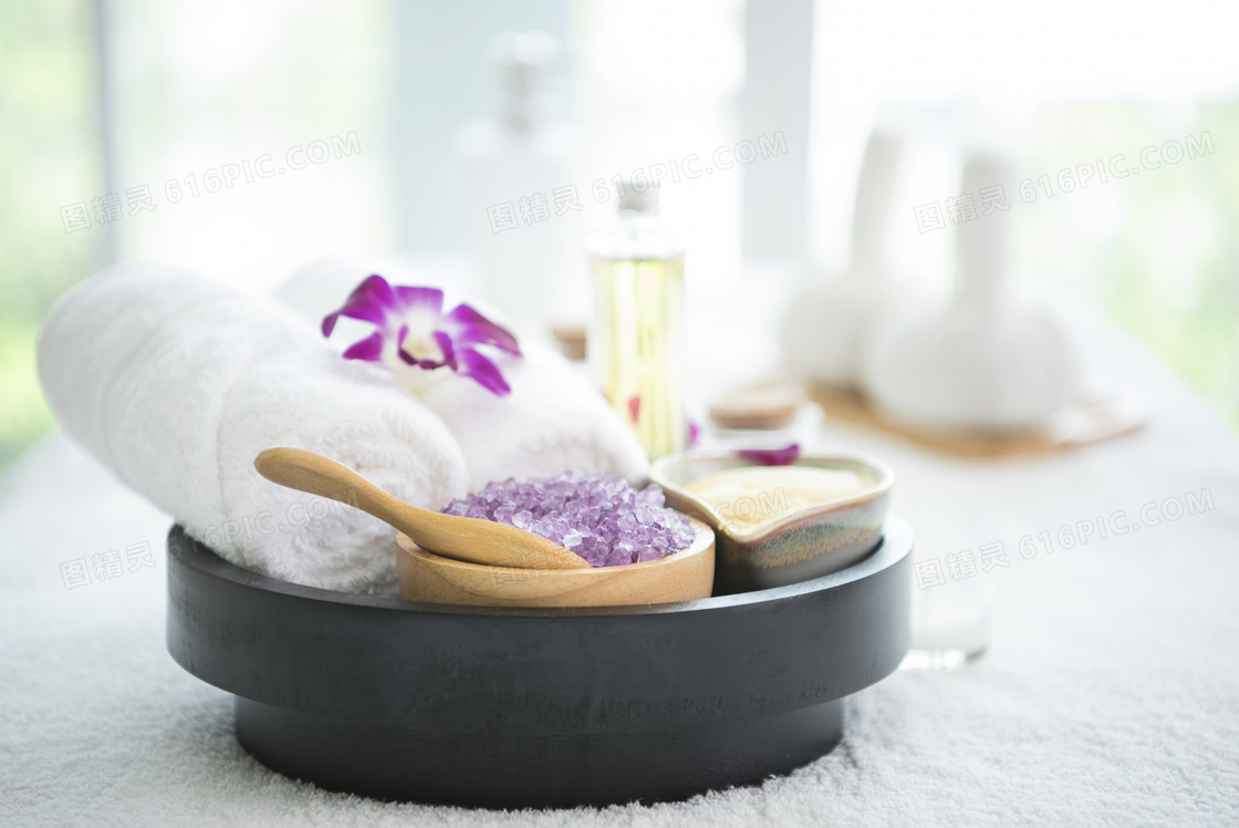白色毛巾与紫色的浴盐摄影高清图片