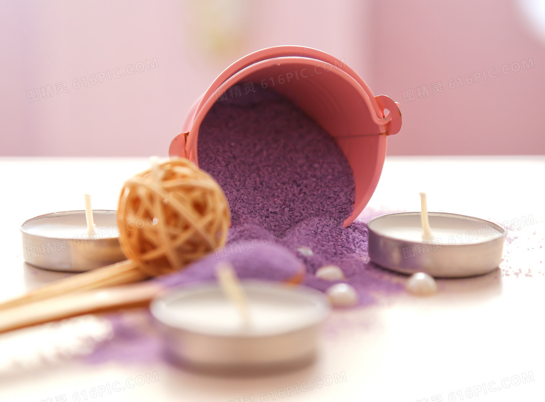 蜡烛与紫色浴盐等SPA用品高清图片