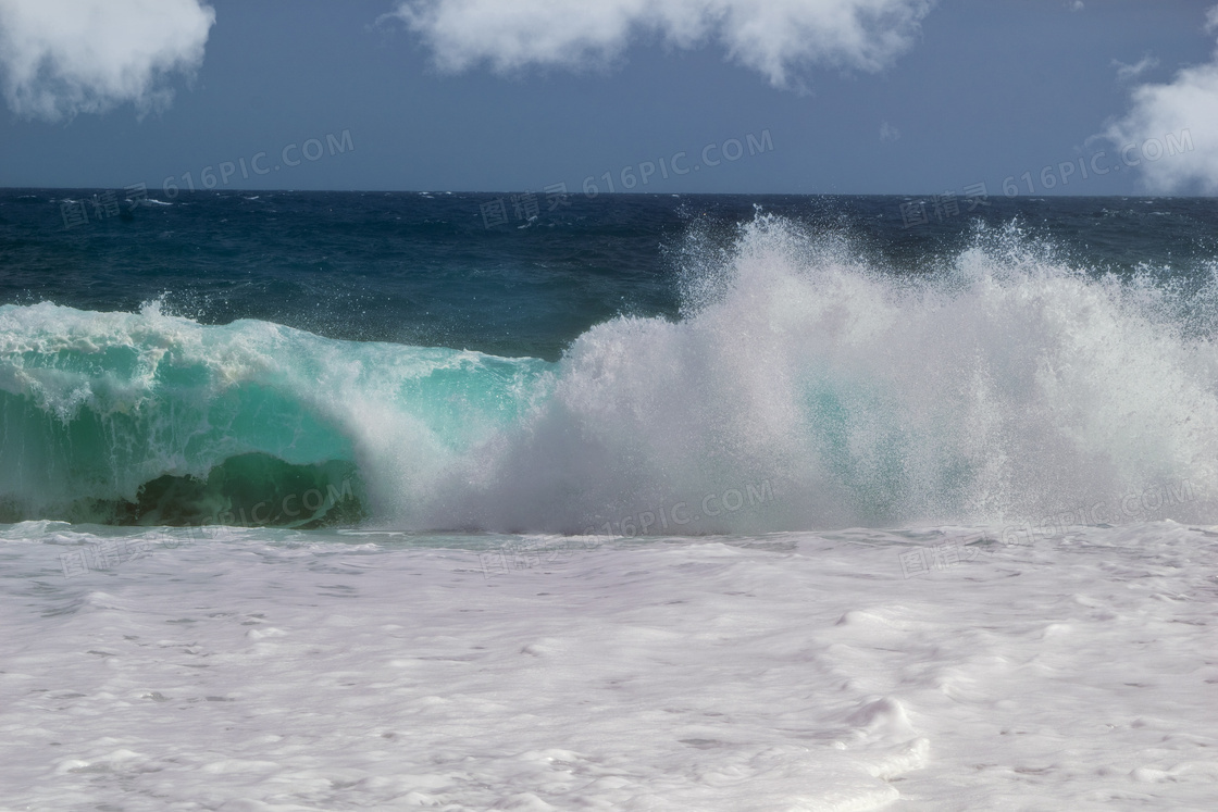 大海上波涛汹涌的海浪摄影高清图片