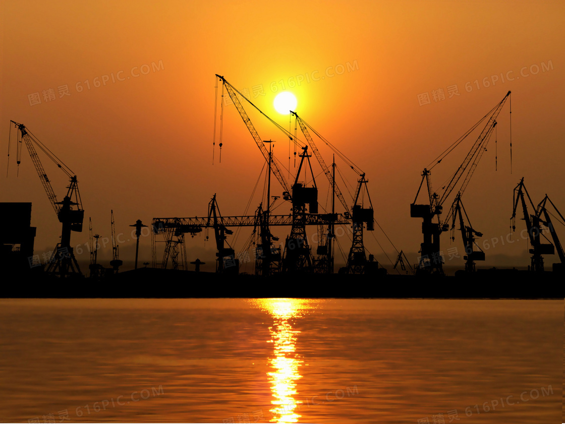 夕阳中的海上钻井平台摄影高清图片