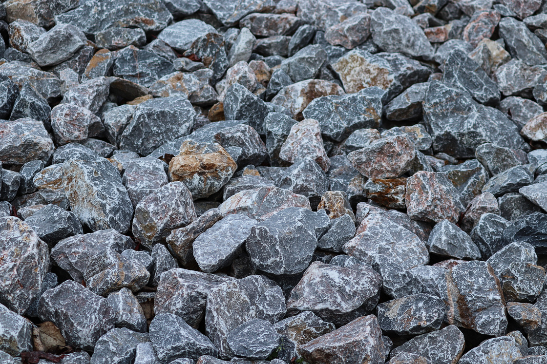 大大小小施工用的石子摄影高清图片