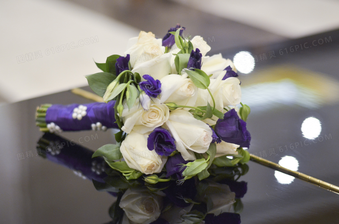 紫色花装饰的玫瑰花束摄影高清图片
