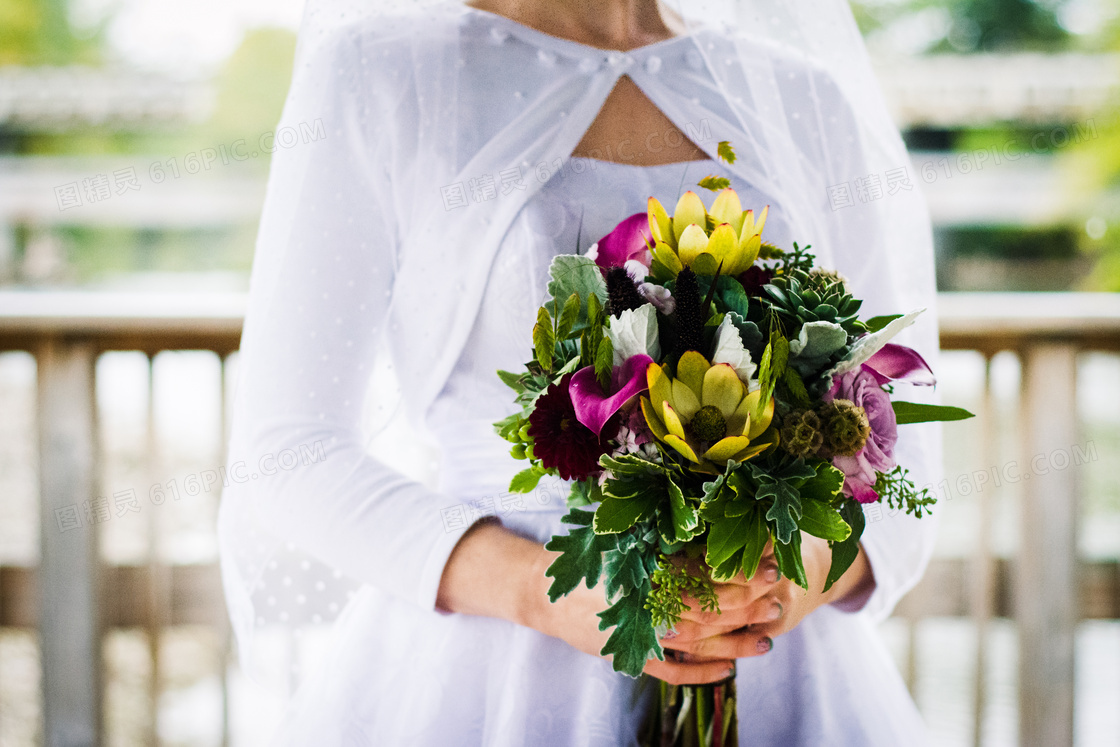 双手拿花束的新娘人物特写高清图片