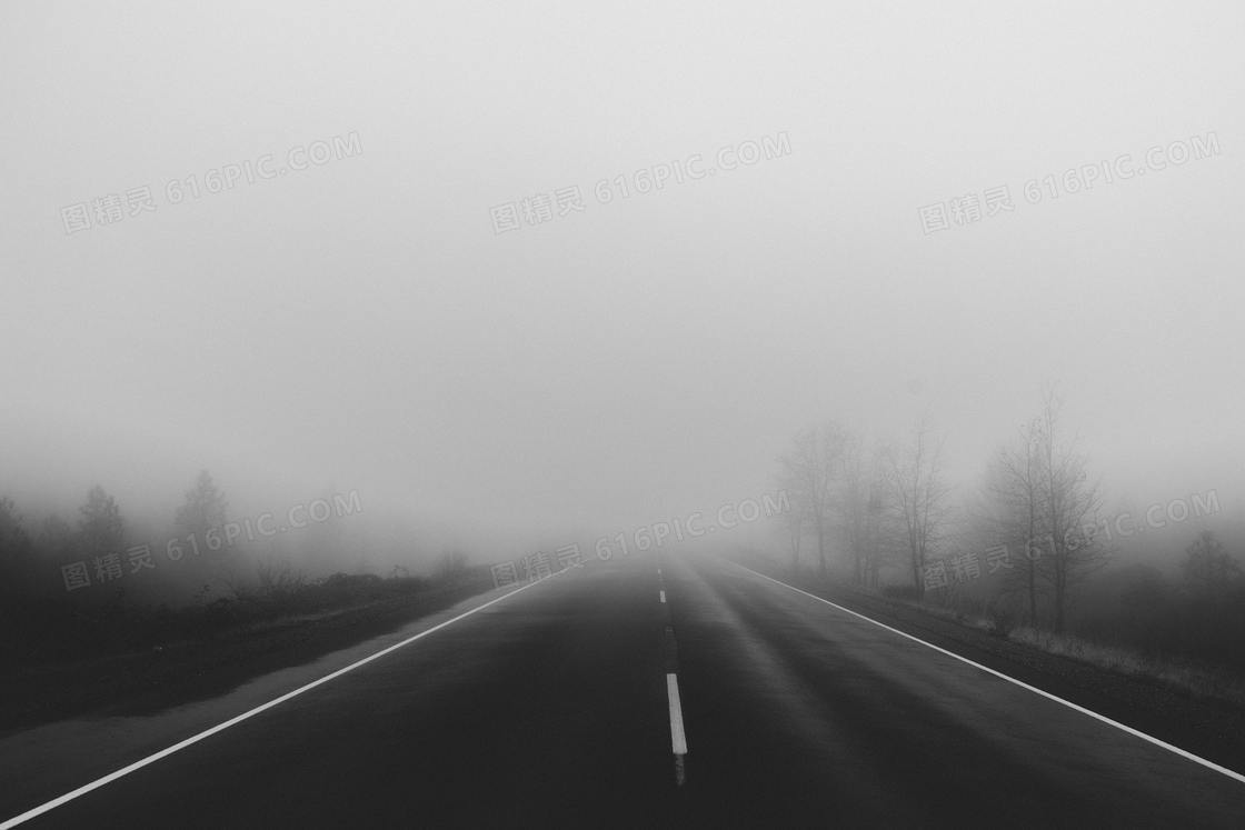 前方被浓雾笼罩的公路摄影高清图片