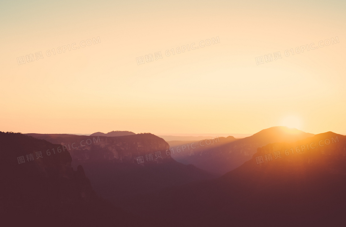 夕阳西下时的山谷风光摄影高清图片