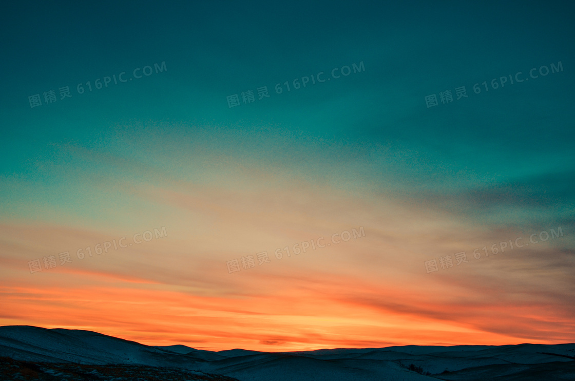 在夕阳之下连绵起伏的山峦高清图片