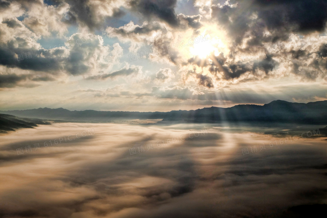耀眼阳光下的云海群山摄影高清图片