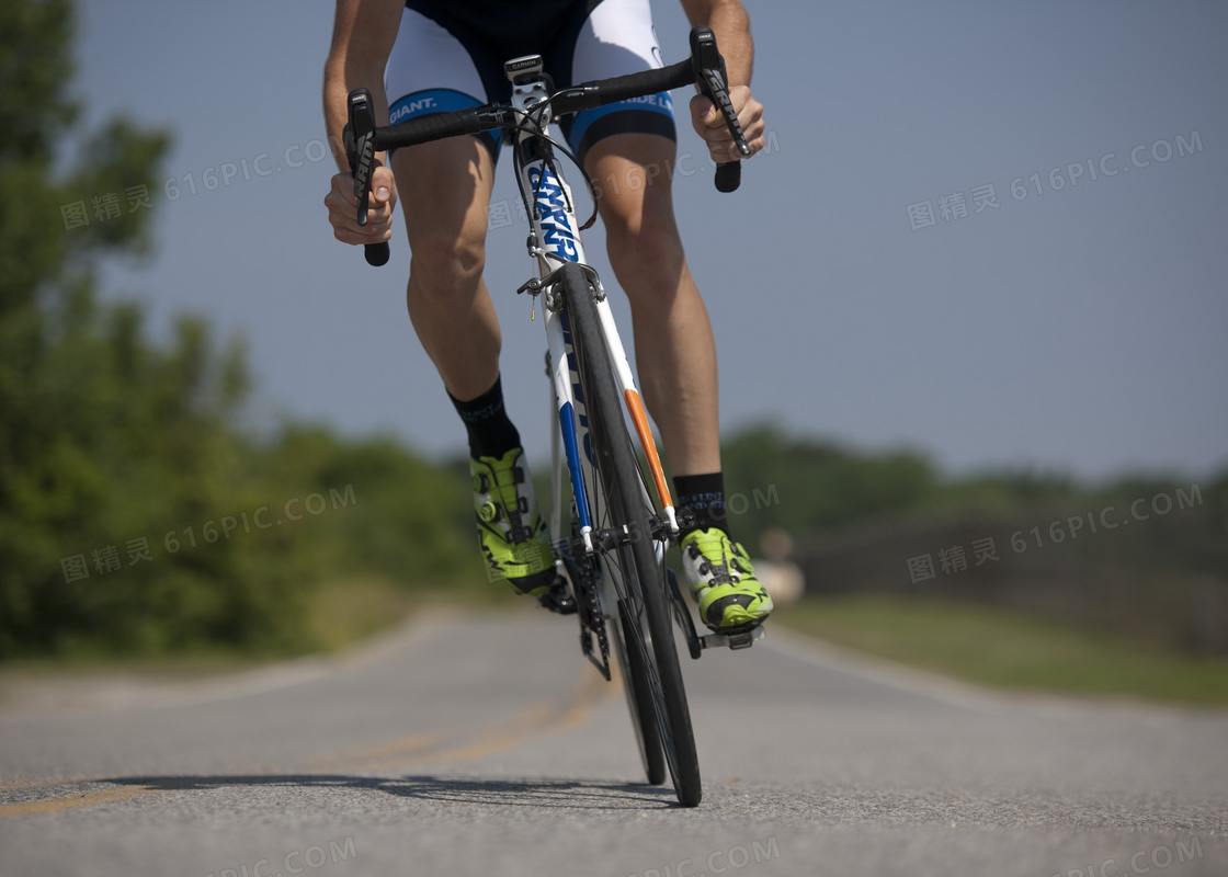 公路上骑行的男子特写摄影高清图片
