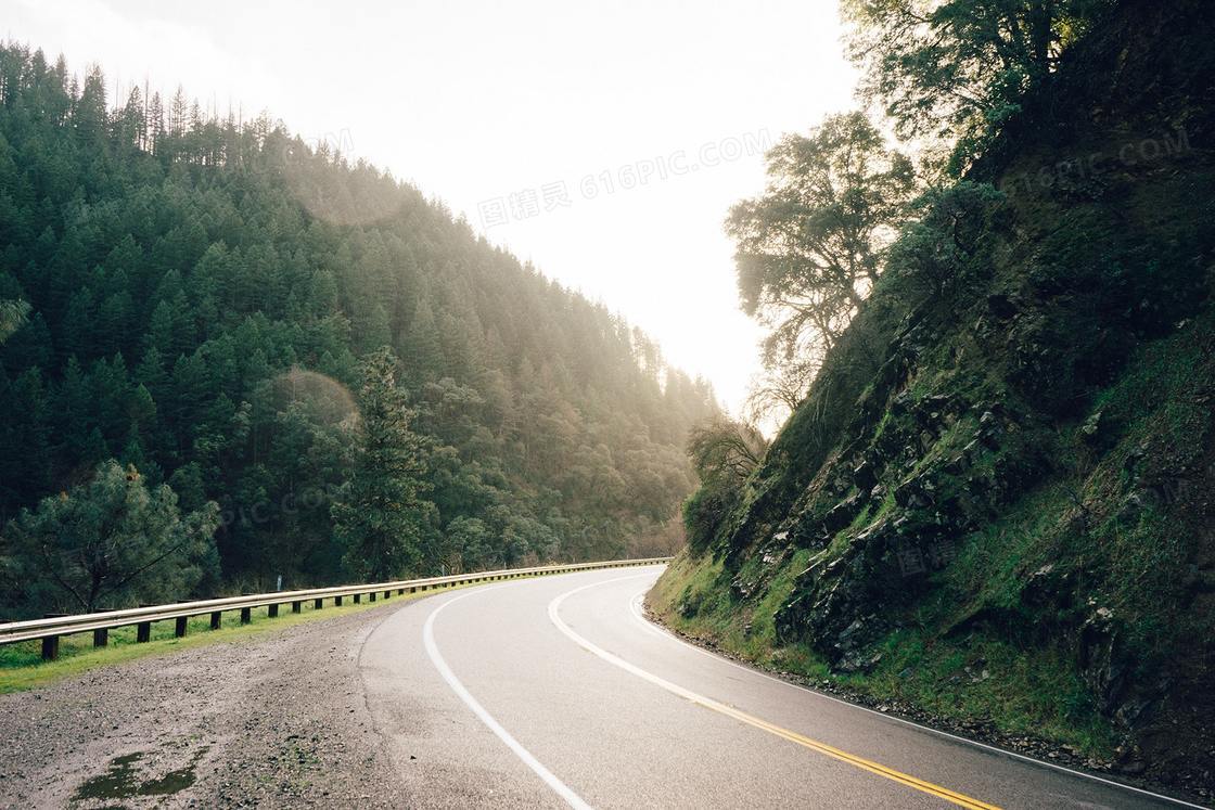 山脚下的盘山公路风光摄影高清图片