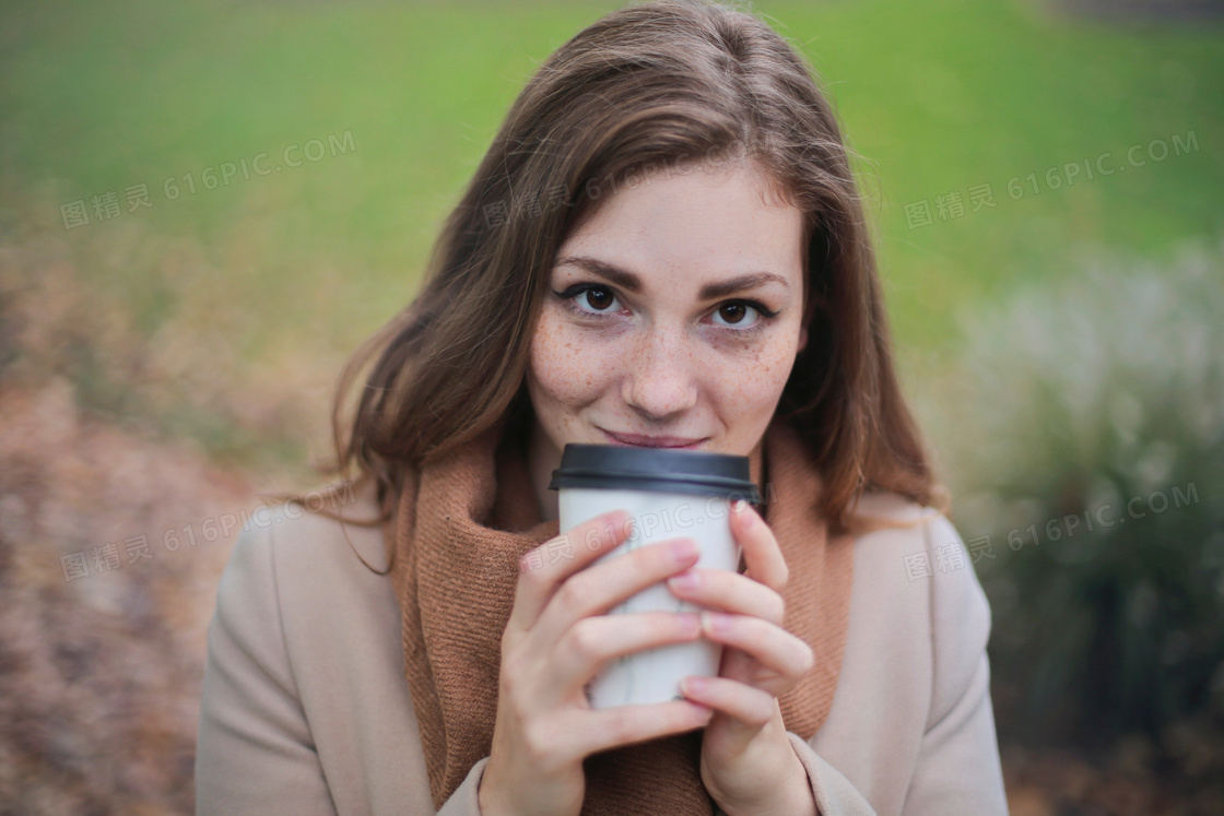 双手捧着咖啡杯的美女摄影高清图片