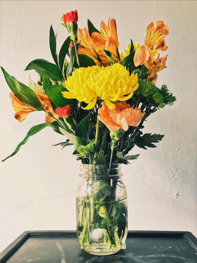 插在花瓶里的花朵特写摄影高清图片