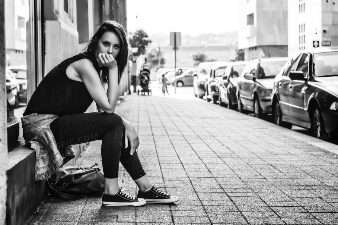 在街边坐着的美女黑白摄影高清图片