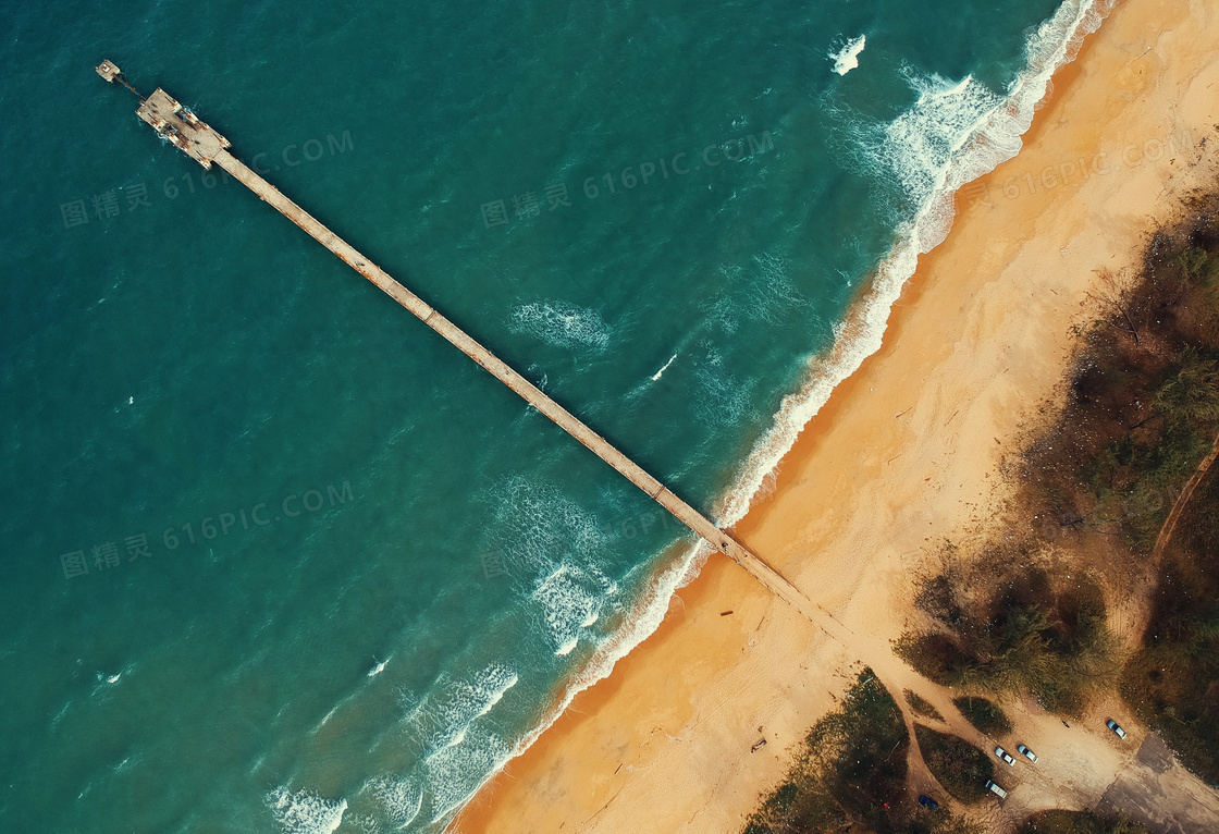 鸟瞰视角大海栈桥沙滩摄影高清图片