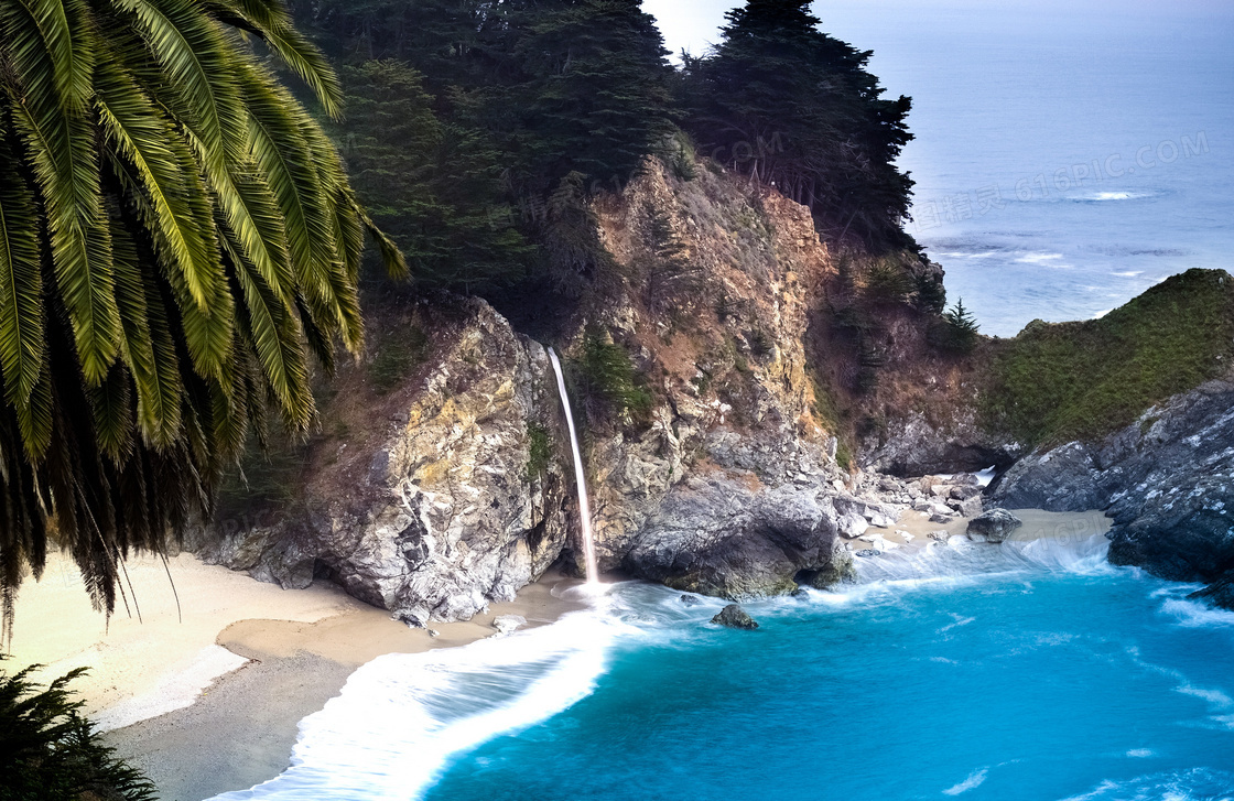 海边山上倾泻下的瀑布摄影高清图片