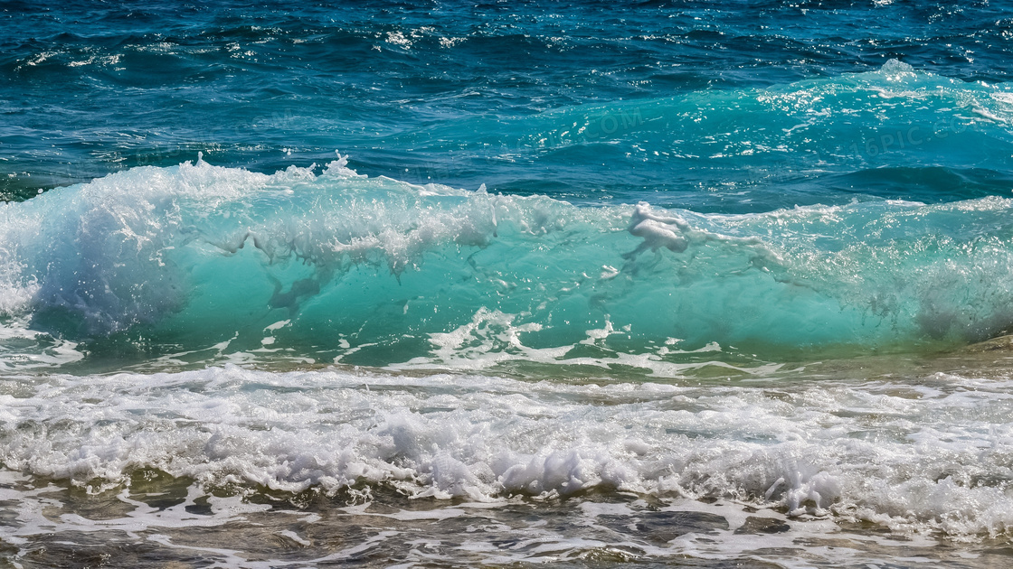 海面上的波涛浪花风光摄影高清图片