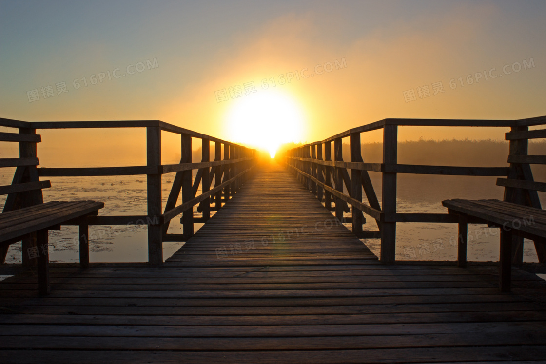 黄昏时水上的栈桥逆光摄影高清图片