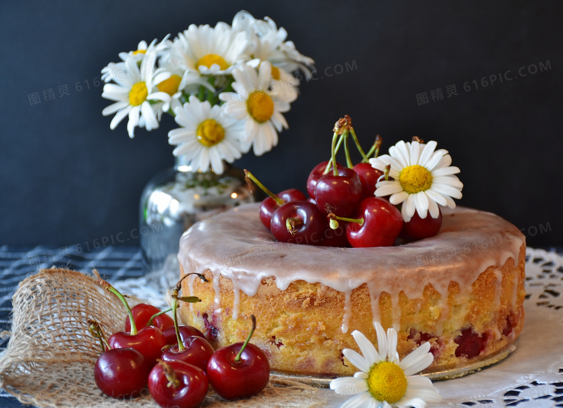 用雏菊樱桃点缀的蛋糕摄影高清图片