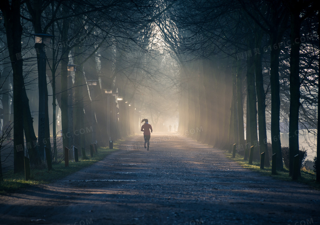 在薄雾早晨慢跑的人物摄影高清图片