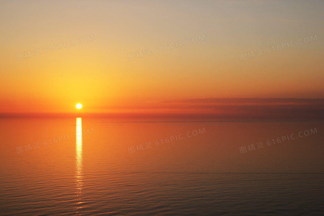 黄昏落日与平静的水面摄影高清图片