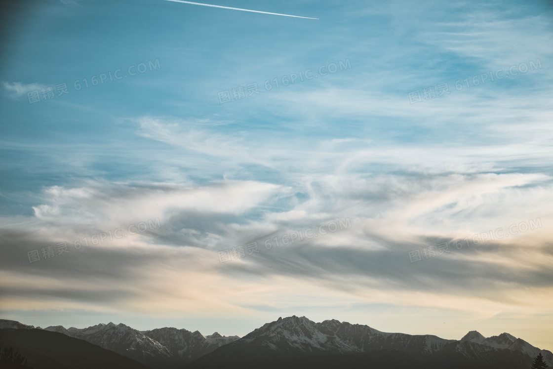 蓝天白云下的连绵群山摄影高清图片