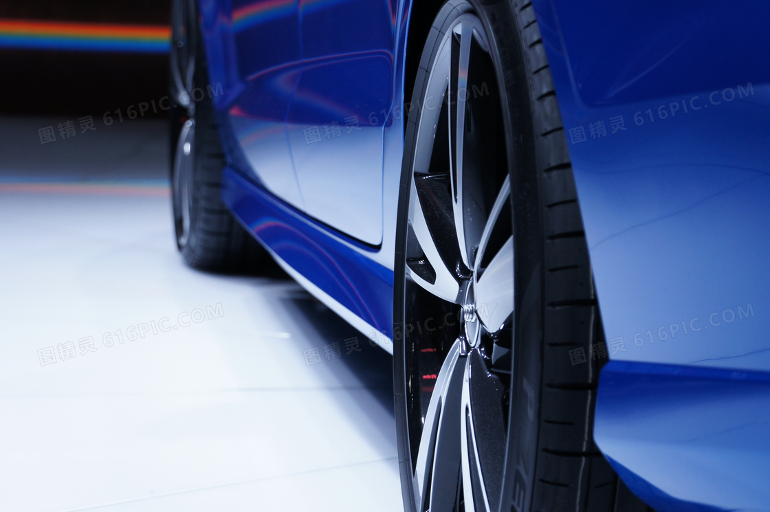 蓝色车身汽车轮毂特写摄影高清图片