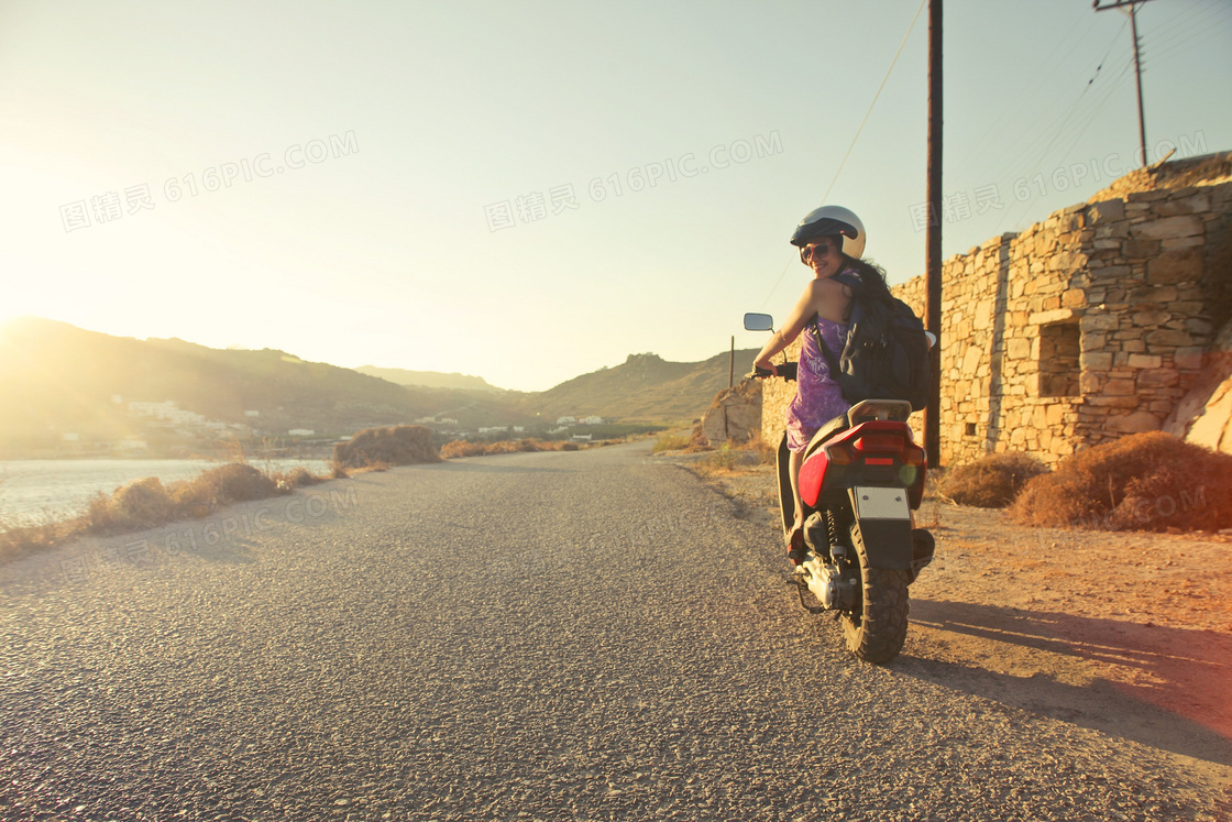戴头盔骑摩托车的美女摄影高清图片