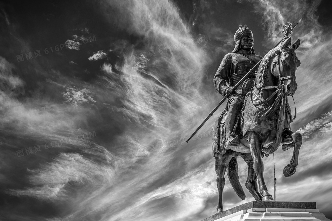 风云变幻中的骑士雕塑摄影高清图片