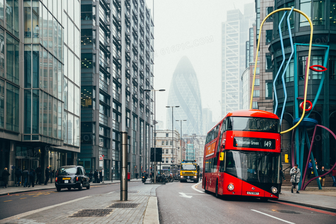 伦敦街头上的双层巴士摄影高清图片