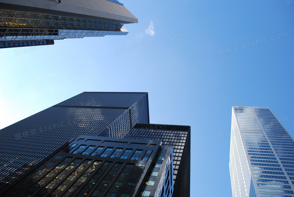 蓝天白云城市建筑仰拍视角高清图片